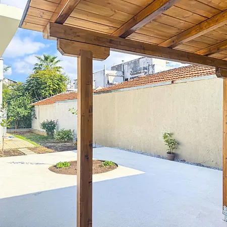 Cityscape With A Patio بيت للعطل