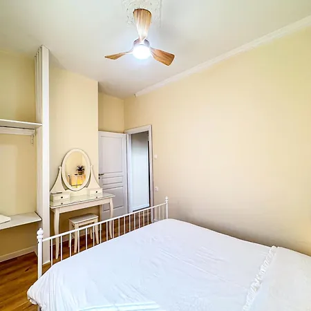 Hébergement de vacances Cityscape With A Patio